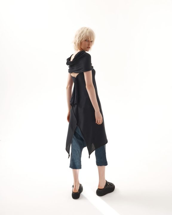 Kedziorek wrapped black scarf summer 22