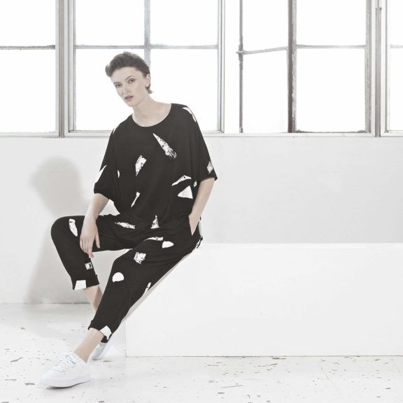 TRINE KRYGER SIMONSEN Frühjahr_Sommer 23 Shirt black and white